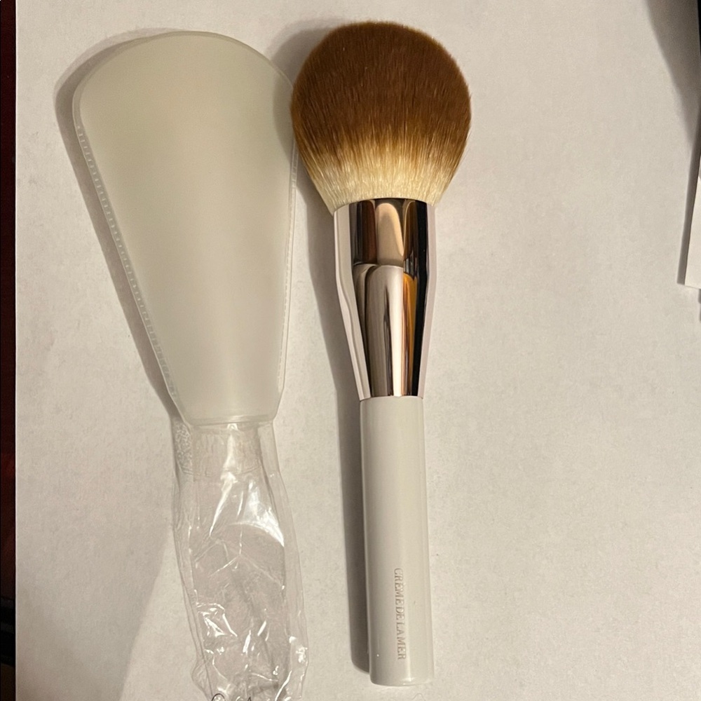La Mer White and Brown Makeup Brush with Silver Handle